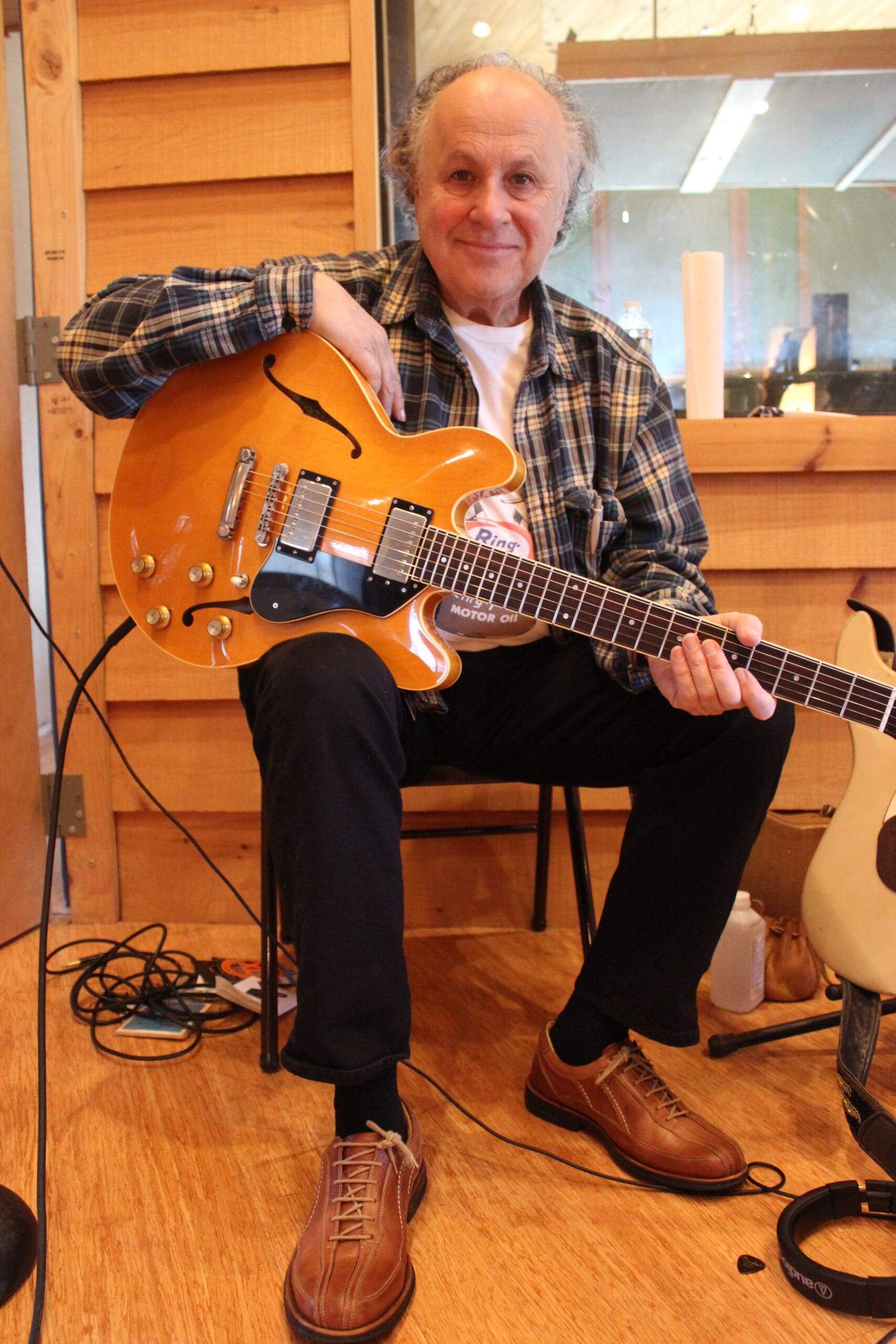 Arlen Roth with his Collings I-35 LC Vintage.